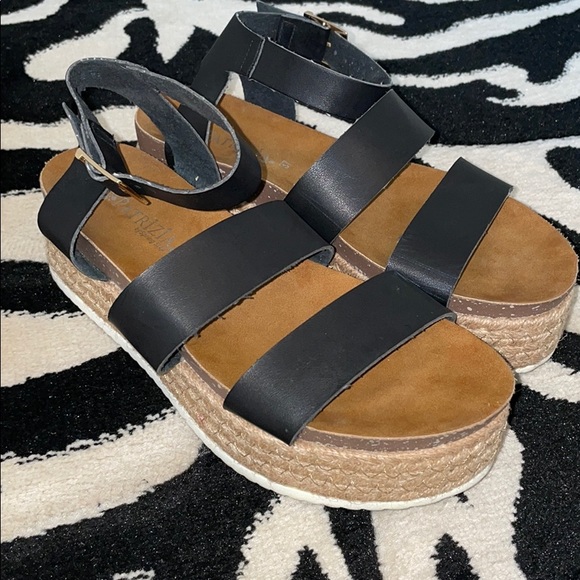 Patrizia Woven Strappy Platform sandals size 7M 😘 - Picture 8 of 8